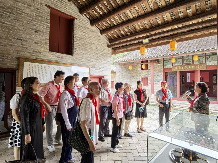 走访红色足迹 铸牢党性意识——德州扑克
离退休党支部赴林景云故居开展主题党日活动 第 1 张