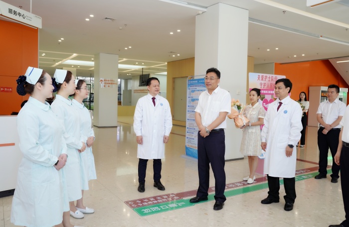 自治区卫生健康委主任杜振宗到德州扑克
慰问护理工作者 第 3 张 自治区卫生健康委主任杜振宗到德州扑克
慰问护理工作者 第 3 张