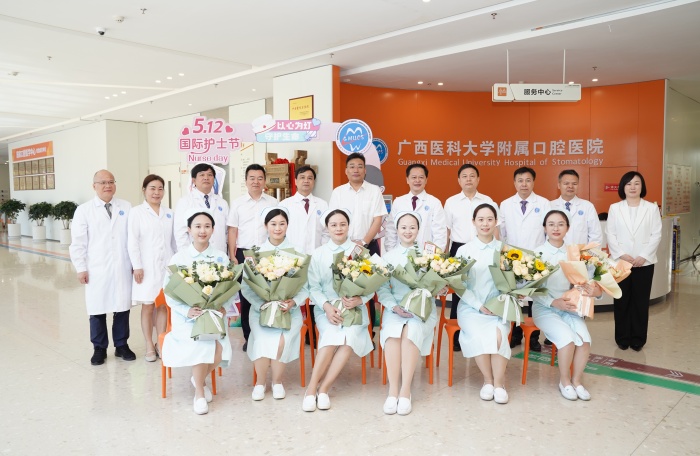 自治区卫生健康委主任杜振宗到德州扑克
慰问护理工作者 第 1 张 自治区卫生健康委主任杜振宗到德州扑克
慰问护理工作者 第 1 张